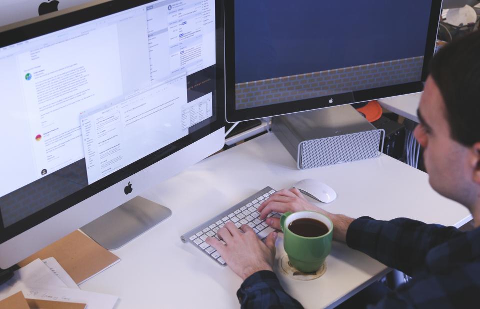 biurko z ergonomicznym krzesłem i monitorem