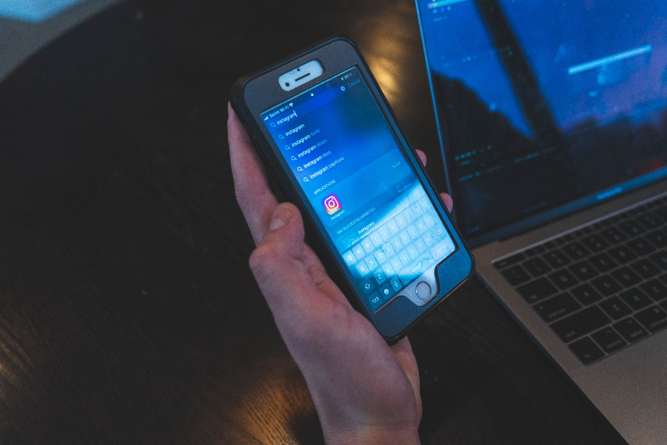 telefon z wyciszonymi powiadomieniami